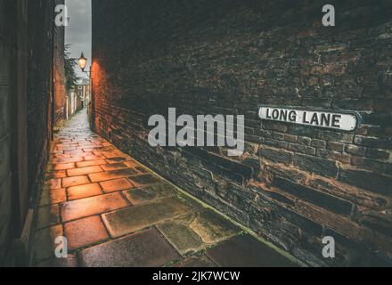 Il vicolo storico di Long Lane nella città di Carlisle raffigurato in una mattinata moody. Foto Stock