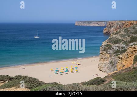 Sagres, Portogallo. 22nd luglio 2022. Presso la spiaggia 'Praia do Beliche' sono disponibili lettini con ombrelloni. Credit: Viola Lopes/dpa/Alamy Live News Foto Stock