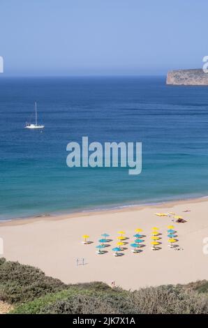 Sagres, Portogallo. 22nd luglio 2022. Presso la spiaggia 'Praia do Beliche' sono disponibili lettini con ombrelloni. Credit: Viola Lopes/dpa/Alamy Live News Foto Stock