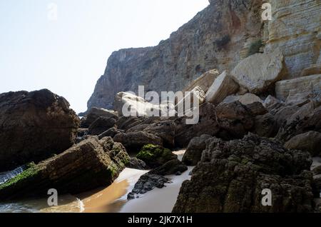 Sagres, Portogallo. 22nd luglio 2022. Massi adagiati su una scogliera sulla spiaggia 'Praia do Beliche'. Credit: Viola Lopes/dpa/Alamy Live News Foto Stock