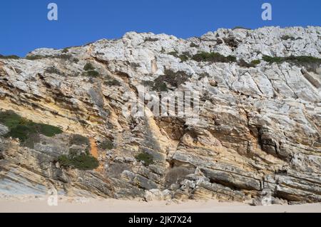 Sagres, Portogallo. 22nd luglio 2022. Strati di roccia sono visibili in un muro di roccia presso la spiaggia 'Praia do Beliche'. Credit: Viola Lopes/dpa/Alamy Live News Foto Stock