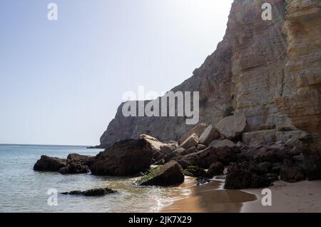 Sagres, Portogallo. 22nd luglio 2022. Massi adagiati su una scogliera sulla spiaggia 'Praia do Beliche'. Credit: Viola Lopes/dpa/Alamy Live News Foto Stock