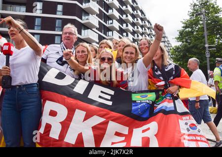 Londra, Regno Unito. 31st luglio 2022. I tifosi tedeschi arrivano al Wembley Stadium per la partita finale di Inghilterra V Germania UEFA Women's Euro. Foto Stock