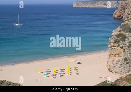 Sagres, Portogallo. 22nd luglio 2022. Presso la spiaggia 'Praia do Beliche' sono disponibili lettini con ombrelloni. Credit: Viola Lopes/dpa/Alamy Live News Foto Stock