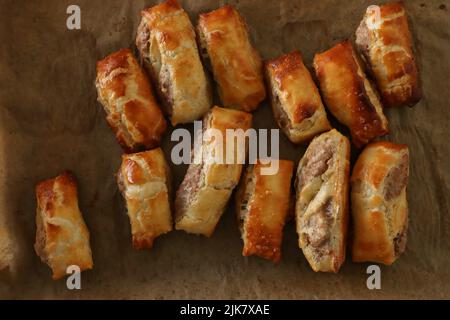 Involtini di salsiccia di manzo. Involtini con salsiccia da cocktail Foto Stock