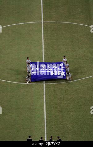 Arbitro di calcio in camicia grigia sulla bandiera di tenuta campo con testo vivo calcio. Jakarta, Indonesia, 1 agosto 2022 Foto Stock