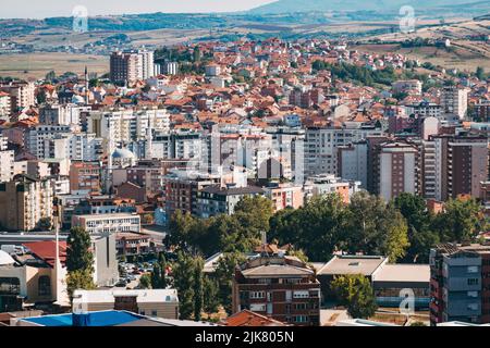 Affacciato sui blocchi di appartamenti nella città balcanica di Mitrovica, Kosovo, da Miner's Hill Foto Stock