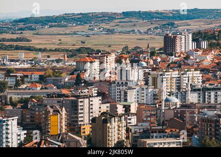 Affacciato sui blocchi di appartamenti nella città balcanica di Mitrovica, Kosovo, da Miner's Hill Foto Stock