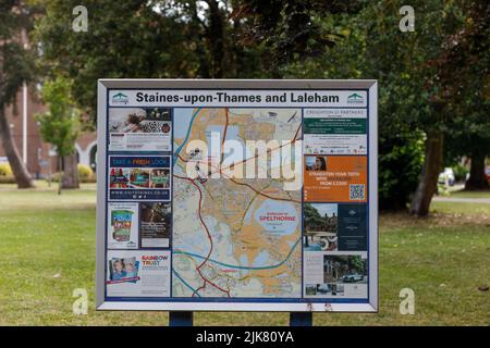 Un cartello pubblicitario e una mappa del Borough di Spelthorne, al di fuori degli uffici del consiglio a Staines on Thames Foto Stock