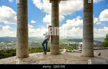 Arpa Eoliana Rotunda a Pyatigorsk, Stavropol Krai, Russia. E' un punto di riferimento storico di Pyatigorsk installato nel 1831. Ragazza turistica riposa in Arbor su Foto Stock