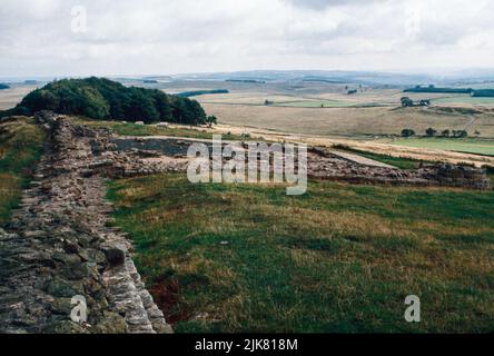 Sewingshields, 35th Milecastle. Giugno 1974. Resti di una fortificazione difensiva romana conosciuta come il Muro di Adriano, per un totale di circa 118 km con numero di fortezze, castelli e torrette. Scansione di archivio da un vetrino. Foto Stock