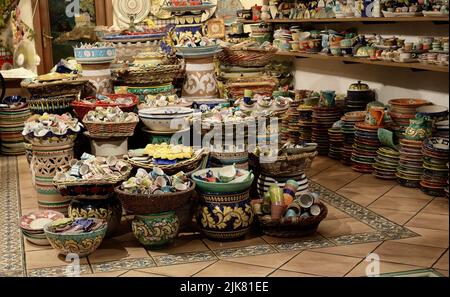 Piastra in ceramica dipinta a mano di Vietri sul Mare, una città famosa per le sue ceramiche sulla Costiera Amalfitana Foto Stock