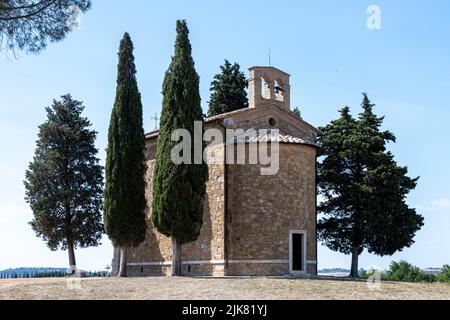 La Cappella della Madonna Vitaleta, uno dei luoghi turistici più famosi della Val D'Orcia, Toscana Foto Stock