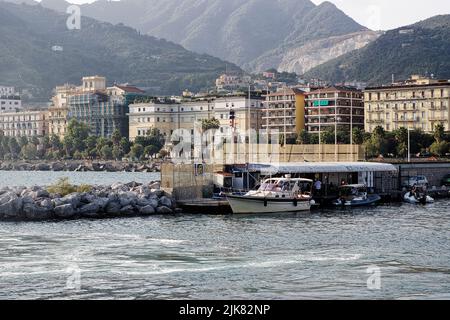 Barche a motore e ormeggiate nel porto turistico di Salerno Foto Stock