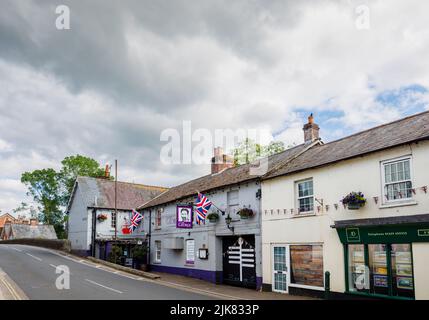 The George, un pub con un cartello George Orwell 1984 e bandiera Union Jack a Fordingbridge, un piccolo villaggio nella New Forest, Hampshire Foto Stock