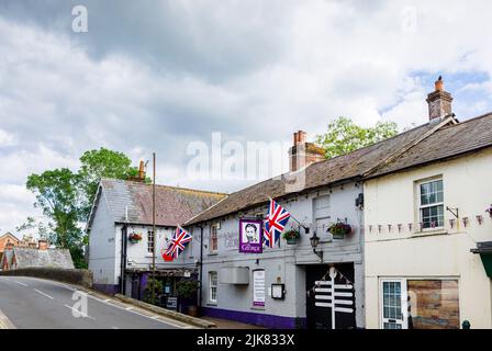 The George, un pub con un cartello George Orwell 1984 e bandiera Union Jack a Fordingbridge, un piccolo villaggio nella New Forest, Hampshire Foto Stock