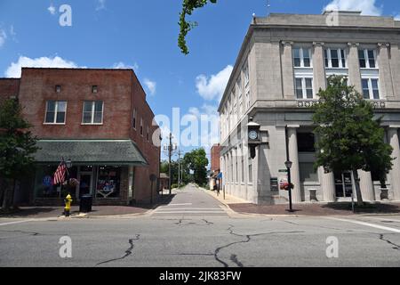 Negozi affascinanti attraggono turisti e locali sia su South Broad Street, nella piccola città di Edenton, Carolina del Nord. Foto Stock
