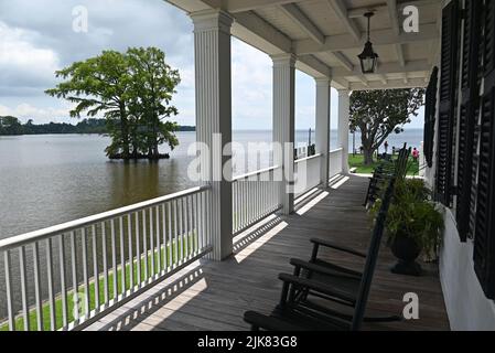 Portico ospiti con sedie a dondolo presso la Barker House che si affaccia Edenton Bay sul lungomare di Edenton, North Carolina. Foto Stock