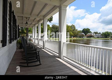 Portico ospiti con sedie a dondolo presso la Barker House che si affaccia Edenton Bay sul lungomare di Edenton, North Carolina. Foto Stock