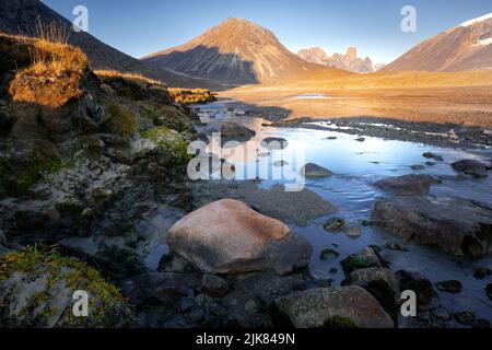 Letto sul fiume OWL vicino al monte Asgard nella remota valle artica, Passo Akshayuk, Nunavut. Bellissimo paesaggio artico nella mattina presto, soleggiata. Iconico Foto Stock