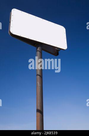 Bianco segno pubblicitario su un palo di acciaio. Foto Stock