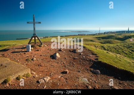 Croce di ferro sulla cima di Pinneberg, il punto più alto dell'isola di Helgoland. Bella giornata di sole d'inverno nell'arcipelago tedesco con mare del Nord Foto Stock