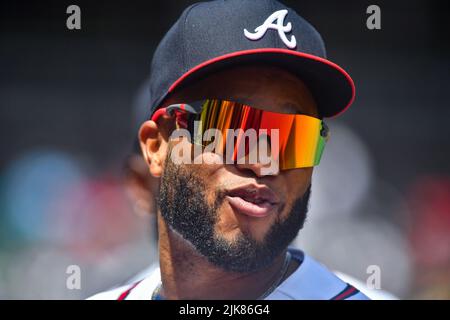 Atlanta, Georgia, Stati Uniti. 31st luglio 2022. Atlanta Braves Robinson Cano guarda dal dugout durante il sesto inning di una partita MLB contro gli Arizona Diamondbacks al Truist Park di Atlanta, GA. Austin McAfee/CSM/Alamy Live News Foto Stock