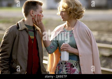 Leonardo Dicaprio & Ellen Barkin Film: The Boy'S Life (USA 1993) personaggi: Tobias 'Toby' Wolff, Caroline Wolff Hansen regista: Michael Caton-Jones 09 aprile 1993 **AVVISO** questa fotografia è solo per uso editoriale ed è copyright di WARNER BROS. E/o del fotografo assegnato dalla Film o dalla Production Company e può essere riprodotta solo da pubblicazioni in concomitanza con la promozione del suddetto Film. È richiesto un credito obbligatorio per WARNER BROS. Il fotografo deve essere accreditato anche quando è noto. Nessun uso commerciale può essere concesso senza autorizzazione scritta da parte del Film Comp Foto Stock