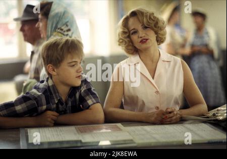 Leonardo Dicaprio & Ellen Barkin Film: The Boy'S Life (USA 1993) personaggi: Tobias 'Toby' Wolff, Caroline Wolff Hansen regista: Michael Caton-Jones 09 aprile 1993 **AVVISO** questa fotografia è solo per uso editoriale ed è copyright di WARNER BROS. E/o del fotografo assegnato dalla Film o dalla Production Company e può essere riprodotta solo da pubblicazioni in concomitanza con la promozione del suddetto Film. È richiesto un credito obbligatorio per WARNER BROS. Il fotografo deve essere accreditato anche quando è noto. Nessun uso commerciale può essere concesso senza autorizzazione scritta da parte del Film Comp Foto Stock