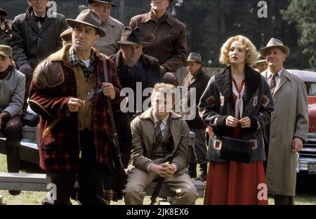 Robert De Niro, Leonardo Dicaprio & Ellen Barkin Film: The Boy'S Life (USA 1993) personaggi: Dwight Hansen, Tobias 'Toby' Wolff, Caroline Wolff Hansen regista: Michael Caton-Jones 09 aprile 1993 **AVVISO** questa fotografia è solo per uso editoriale ed è copyright di WARNER BROS. E/o del fotografo assegnato dalla Film o dalla Production Company e può essere riprodotta solo da pubblicazioni in concomitanza con la promozione del suddetto Film. È richiesto un credito obbligatorio per WARNER BROS. Il fotografo deve essere accreditato anche quando è noto. Nessun uso commerciale può essere concesso senza scrittura Foto Stock