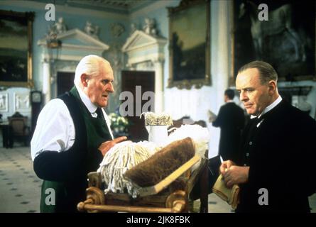 Peter Vaughan & Anthony Hopkins Film: The Stains of the Day (UK/USA 1993) personaggi: William Stevens, James Stevens regista: James Ivory 25 ottobre 1993 **AVVISO** questa fotografia è solo per uso editoriale ed è il copyright delle IMMAGINI COLUMBIA e/o del fotografo assegnato dalla Film o dalla Production Company e può essere riprodotta solo da pubblicazioni in concomitanza con la promozione del suddetto Film. È richiesto un credito obbligatorio per LE IMMAGINI COLUMBIA. Il fotografo deve essere accreditato anche quando è noto. Nessun uso commerciale può essere concesso senza autorizzazione scritta da parte della Film COM Foto Stock