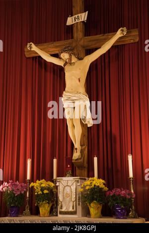 Gesù sulla croce dietro l'altare all'interno della chiesa di Saint-Francois-de-Sales, Laval, Quebec, Canada. Foto Stock