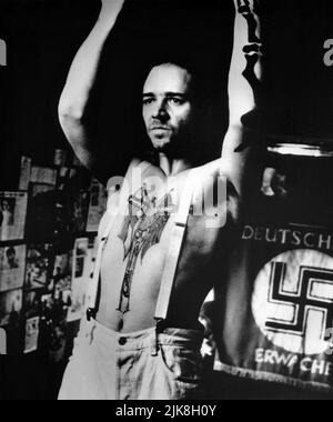 Russell Crowe Film: Romper Stomper (AUS 1993) personaggi: Mano regista: Geoffrey Wright 16 Settembre 1992 **AVVISO** questa fotografia è solo per uso editoriale ed è il copyright della COMMISSIONE CINEMATOGRAFICA AUSTRALIANA e/o del fotografo assegnato dalla Film or Production Company e può essere riprodotta solo da pubblicazioni in concomitanza con la promozione del suddetto Film. È richiesto un credito obbligatorio per LA COMMISSIONE CINEMATOGRAFICA AUSTRALIANA. Il fotografo deve essere accreditato anche quando è noto. Nessun uso commerciale può essere concesso senza l'autorizzazione scritta della Film Company. Foto Stock