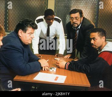 Scena con Robbie Coltrane e Ricky Tomlinson Film: Cracker (TV-serie) UK 1993-1996, 27 Settembre 1993 **ATTENZIONE** questa fotografia è ad uso esclusivamente editoriale ed è copyright di GRANADA e/o del fotografo assegnato dalla Film o dalla Production Company e può essere riprodotta solo da pubblicazioni in congiunzione con la promozione del suddetto Film. È richiesto un credito obbligatorio per GRANADA. Il fotografo deve essere accreditato anche quando è noto. Nessun uso commerciale può essere concesso senza l'autorizzazione scritta della Film Company. Foto Stock