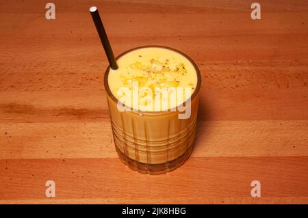 Tradizionale bevanda indiana conosciuta come il mango Lassi Foto Stock