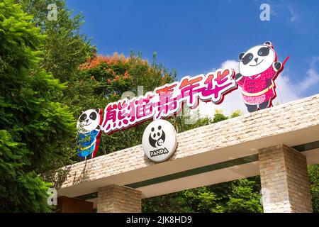 Il cancello d'ingresso alla Riserva dei Panda a Chengdu, Cina, Asia. Foto Stock