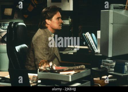 Michael Douglas Film Disclosure (USA 1994) personaggi: Tom Sanders regista: Barry Levinson 28 novembre 1994 **ATTENZIONE** questa fotografia è solo per uso editoriale ed è copyright DELLA WARNER BROS. E/o il fotografo assegnato dalla Film o dalla Production Company e può essere riprodotto solo da pubblicazioni in concomitanza con la promozione del suddetto Film. Un credito obbligatorio alla WARNER BROS. è obbligatorio. Il fotografo deve essere accreditato anche se conosciuto. Nessun uso commerciale può essere concesso senza l'autorizzazione scritta di The Film Company. Foto Stock