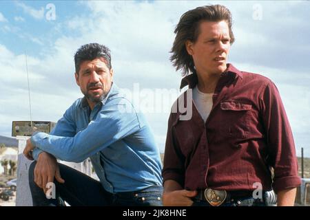 Fred Ward & Kevin Bacon Film: Tremors (USA 1990) personaggi: Earl Bassett & Valentine McKee / Titel Auch: 'Im Land Der Raketen-Würmer' regista: Ron Underwood 19 gennaio 1990 **AVVISO** questa fotografia è solo ad uso editoriale ed è il copyright di IMMAGINI UNIVERSALI e/o del fotografo assegnato dalla Film o dalla Società di produzione e può essere riprodotta solo da pubblicazioni in concomitanza con la promozione del suddetto Film. È richiesto un credito obbligatorio per LE IMMAGINI UNIVERSALI. Il fotografo deve essere accreditato anche quando è noto. Nessun uso commerciale può essere concesso senza l'autore scritto Foto Stock