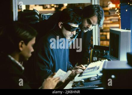 River Phoenix, David Strathairn & Dan Aykroyd Film: Sneakers (1992) personaggi: Carl Arbegast,Erwin 'Whistler' Emory & Mother Director: Phil Alden Robinson 09 Settembre 1992 **ATTENZIONE** questa fotografia è solo per uso editoriale ed è il copyright di UNIVERSAL e/o del fotografo assegnato dalla Film o dalla Società di produzione e può essere riprodotto solo da pubblicazioni in concomitanza con la promozione del suddetto Film. È richiesto un credito obbligatorio per UNIVERSAL. Il fotografo deve essere accreditato anche quando è noto. Nessun uso commerciale può essere concesso senza autorizzazione scritta da parte della pellicola C. Foto Stock