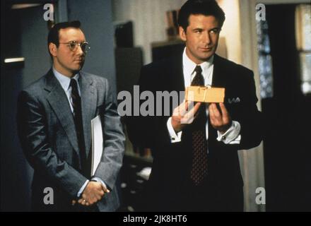 Kevin Spacey & Alec Baldwin Film: Glengarry Glen Ross (USA 1992) personaggi: John Williamson & Blake regista: James Foley 10 Settembre 1992 **ATTENZIONE** questa foto è solo ad uso editoriale ed è il copyright del CINEMA DI NUOVA LINEA e/o del fotografo assegnato dalla Film o dalla Società di produzione e può essere riprodotta solo da pubblicazioni in concomitanza con la promozione del suddetto Film. È richiesto un credito obbligatorio per IL CINEMA DI NUOVA LINEA. Il fotografo deve essere accreditato anche quando è noto. Nessun uso commerciale può essere concesso senza l'autorizzazione scritta della Film Company. Foto Stock