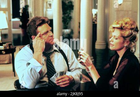 John Goodman & Melanie Griffith Film: Nato ieri (USA 1993) personaggi: Harry Brock & Billie Dawn regista: Luis Mandoki 26 marzo 1993 **ATTENZIONE** questa foto è solo per uso editoriale ed è il copyright delle IMMAGINI DI HOLLYWOOD e/o del fotografo assegnato dalla Film o dalla Società di produzione e può essere riprodotto solo da pubblicazioni in concomitanza con la promozione del suddetto Film. È richiesto un credito obbligatorio per LE FOTO DI HOLLYWOOD. Il fotografo deve essere accreditato anche quando è noto. Nessun uso commerciale può essere concesso senza l'autorizzazione scritta della Film Company. Foto Stock