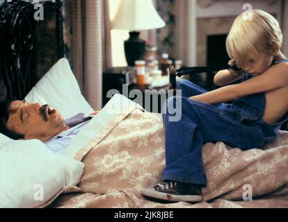 Walter Matthau & Mason Gamble Film Dennis the Menace (1993) personaggi: Mr. George Wilson & Dennis Mitchell regista: Nick Castle 25 giugno 1993 **ATTENZIONE** questa fotografia è ad uso esclusivamente editoriale ed è copyright DELLA WARNER BROS e/o del fotografo assegnato dalla Film or Production Company e può essere riprodotta solo da pubblicazioni in concomitanza con la promozione del suddetto Film. È richiesto un credito obbligatorio a WARNER BROS. Il fotografo deve essere accreditato anche se conosciuto. Nessun uso commerciale può essere concesso senza l'autorizzazione scritta di The Film Company. Foto Stock