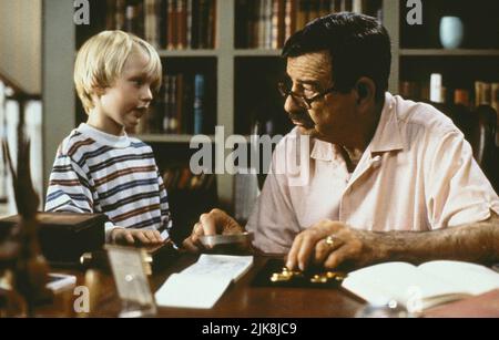 Mason Gamble & Walter Matthau Film Dennis the Menace (1993) personaggi: Dennis Mitchell & Mr. George Wilson regista: Nick Castle 25 giugno 1993 **AVVERTIMENTO** questa fotografia è ad uso esclusivamente editoriale ed è copyright DELLA WARNER BROS e/o del fotografo assegnato dalla Film or Production Company e può essere riprodotta solo da pubblicazioni in concomitanza con la promozione del suddetto Film. È richiesto un credito obbligatorio a WARNER BROS. Il fotografo deve essere accreditato anche se conosciuto. Nessun uso commerciale può essere concesso senza l'autorizzazione scritta di The Film Company. Foto Stock