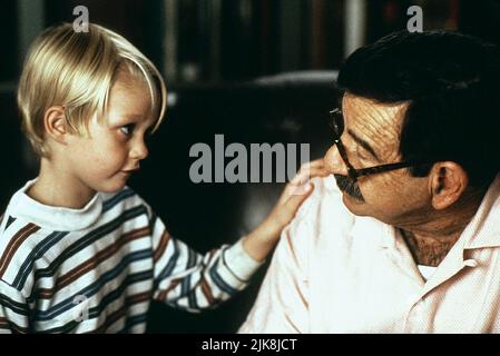 Mason Gamble & Walter Matthau Film Dennis the Menace (1993) personaggi: Dennis Mitchell & Mr. George Wilson regista: Nick Castle 25 giugno 1993 **AVVERTIMENTO** questa fotografia è ad uso esclusivamente editoriale ed è copyright DELLA WARNER BROS e/o del fotografo assegnato dalla Film or Production Company e può essere riprodotta solo da pubblicazioni in concomitanza con la promozione del suddetto Film. È richiesto un credito obbligatorio a WARNER BROS. Il fotografo deve essere accreditato anche se conosciuto. Nessun uso commerciale può essere concesso senza l'autorizzazione scritta di The Film Company. Foto Stock