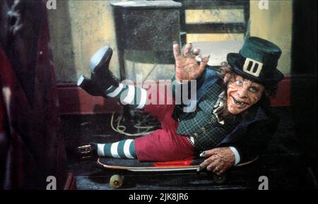 Warwick Davis Film Leprechaun (USA 1993) personaggi: Leprechaun regista: Mark Jones 08 gennaio 1993 **ATTENZIONE** questa fotografia è solo per uso editoriale ed è copyright di TRIMARK PICTURES e/o del fotografo assegnato dalla Film o Production Company e può essere riprodotta solo da pubblicazioni in concomitanza con la promozione del suddetto Film. È richiesto un credito obbligatorio per LE FOTO TRIMARK. Il fotografo deve essere accreditato anche se conosciuto. Nessun uso commerciale può essere concesso senza l'autorizzazione scritta di The Film Company. Foto Stock