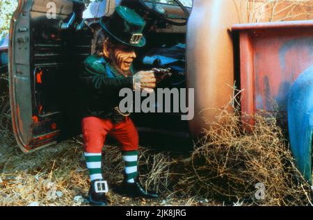 Warwick Davis Film Leprechaun (USA 1993) personaggi: Leprechaun regista: Mark Jones 08 gennaio 1993 **ATTENZIONE** questa fotografia è solo per uso editoriale ed è copyright di TRIMARK PICTURES e/o del fotografo assegnato dalla Film o Production Company e può essere riprodotta solo da pubblicazioni in concomitanza con la promozione del suddetto Film. È richiesto un credito obbligatorio per LE FOTO TRIMARK. Il fotografo deve essere accreditato anche se conosciuto. Nessun uso commerciale può essere concesso senza l'autorizzazione scritta di The Film Company. Foto Stock