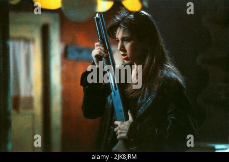 Jennifer Aniston Film Leprechaun (USA 1993) personaggi: Tory Reding regista: Mark Jones 08 gennaio 1993 **ATTENZIONE** questa fotografia è ad uso esclusivamente editoriale ed è copyright di TRIMARK PICTURES e/o del fotografo assegnato dalla Film o Production Company e può essere riprodotta solo da pubblicazioni in concomitanza con la promozione del suddetto Film. È richiesto un credito obbligatorio per LE FOTO TRIMARK. Il fotografo deve essere accreditato anche se conosciuto. Nessun uso commerciale può essere concesso senza l'autorizzazione scritta di The Film Company. Foto Stock