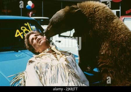 Ted Danson & Bear Film: Made in America (USA/FR 1993) personaggi: Halbert 'Hall' Jackson e Director: Richard Benjamin 28 maggio 1993 **AVVISO** questa foto è solo per uso editoriale ed è il copyright di WARNER BROS. E/o il fotografo assegnato dalla Film o dalla Società di produzione e può essere riprodotto solo da pubblicazioni in concomitanza con la promozione del suddetto Film. È richiesto un credito obbligatorio per WARNER BROS. Il fotografo deve essere accreditato anche quando è noto. Nessun uso commerciale può essere concesso senza l'autorizzazione scritta della Film Company. Foto Stock