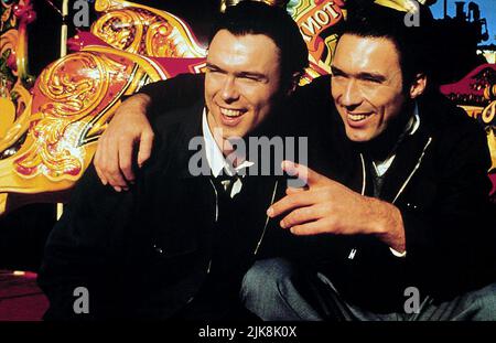 Gary Kemp & Martin Kemp Film: The Krays (UK 1980) personaggi: Ronald Kray & Reggie Kray Direttore: Peter Medak 27 Aprile 1990 **ATTENZIONE** questa foto è solo per uso editoriale ed è copyright DEI DISTRIBUTORI DI FILM RANK e/o del fotografo assegnato dalla Film o dalla Società di produzione e può essere riprodotta solo da pubblicazioni in concomitanza con la promozione del suddetto Film. È richiesto un credito obbligatorio per CLASSIFICARE I DISTRIBUTORI DI FILM. Il fotografo deve essere accreditato anche quando è noto. Nessun uso commerciale può essere concesso senza l'autorizzazione scritta della Film Company. Foto Stock