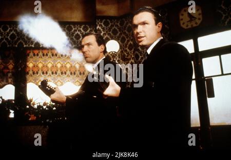 Martin Kemp & Gary Kemp Film: The Krays (UK 1980) personaggi: Reggie Kray & Ronald Kray Direttore: Peter Medak 27 Aprile 1990 **ATTENZIONE** questa foto è solo per uso editoriale ed è copyright DEI DISTRIBUTORI DI FILM RANK e/o del fotografo assegnato dalla Film o dalla Società di produzione e può essere riprodotta solo da pubblicazioni in concomitanza con la promozione del suddetto Film. È richiesto un credito obbligatorio per CLASSIFICARE I DISTRIBUTORI DI FILM. Il fotografo deve essere accreditato anche quando è noto. Nessun uso commerciale può essere concesso senza l'autorizzazione scritta della Film Company. Foto Stock